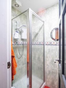 NeepsendにあるModern Stylish 1 Bedroom Homeの浴室のガラス扉付きシャワー