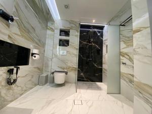 Ένα μπάνιο στο Escape Central Apartments +21 φωτογραφίες