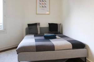 a bed sitting in a room with at 34m2 cosy proche métro in Ivry-sur-Seine