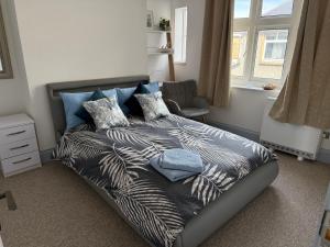 Ένα ή περισσότερα κρεβάτια σε δωμάτιο στο Bournemouth spacious 4BR duplex by AFC Stadium, Contractors, Groups, Families