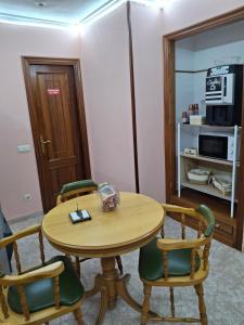 a room with a table and chairs and a microwave at Paradisiaco Umia in Meis