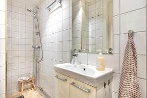 オスロにあるCentral and modern apartment at Frognerの洗面台とシャワー付きのバスルーム