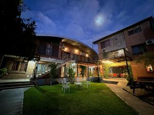 a building with a yard with two chairs in front of it at Hotel Francia in San Rafael