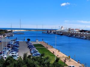 ガンディアにあるMagnifico Piso en Playa de Gandiaのマリーナに停船する船