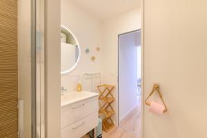 a bathroom with a sink and a mirror at Barbâtre Les Figuiers Plage à 500 m in Barbâtre +19 photos