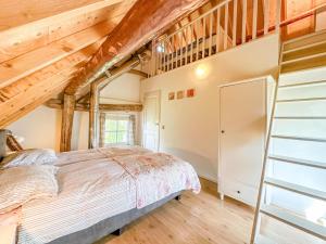 Hooge ZwaluweにあるBiesboschhuisjeのベッドルーム1室(ベッド1台、はしご付) +37枚の写真