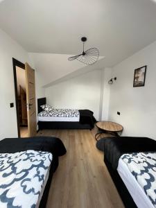 Ένα ή περισσότερα κρεβάτια σε δωμάτιο στο Apartamenty JAMAR