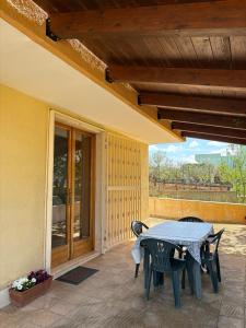 Balkoni atau teres di The Golden House