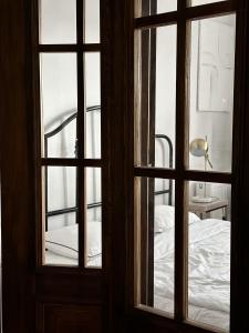 una finestra con vista su un letto di Przedmiejska2 Apartment a Breslavia