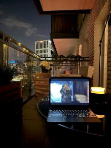 un computer portatile seduto su un tavolo sul balcone di Przedmiejska2 Apartment a Breslavia