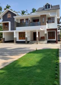 CheruvattūrにあるThe Kayal Delightの芝生の家