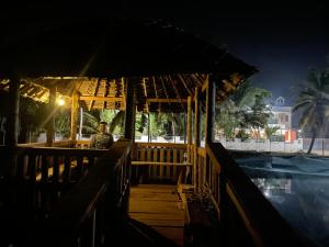 CheruvattūrにあるThe Kayal Delightのプールの横のパビリオンに立っている男性 +7枚の写真