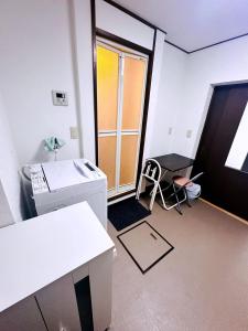 東京にあるShinjuku East Sunny Houseのデスクと窓が備わる空の部屋