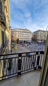 einen Balkon mit Blick auf eine Straße und Gebäude in der Unterkunft B&B City Center in Neapel