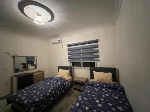 En eller flere senge i et værelse på Zefta NH Guest House