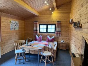 ein Zimmer mit Tisch und Stühlen in einer Hütte in der Unterkunft Pension Bernhardt in Schwarzenberg/Erzgebirge + 5 Fotos