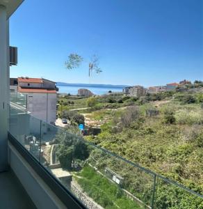 un balcone con vista sull'oceano. di Calming elegance in Split a Spalato (Split) Altre 15 foto