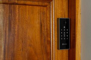un chiusura di una porta con telecomando di Habitación doble delux - Casa Esmeralda a San José