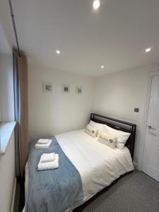 Postel nebo postele na pokoji v ubytování The Shore Edinburgh 2 Bedroom Apartment