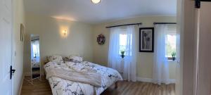 Зображення з фотогалереї помешкання Lake View Doubleroom en Suite у місті Каслбар