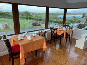 Зображення з фотогалереї помешкання Lake View Doubleroom en Suite у місті Каслбар