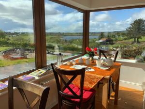 Зображення з фотогалереї помешкання Lake View Doubleroom en Suite у місті Каслбар