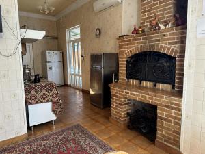 un soggiorno con camino in mattoni e frigorifero di Bridge House Yerevan Armenia a Yerevan