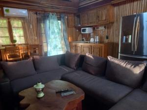 un soggiorno con un divano e un tavolino da caffè di Kribi-Lodge a Kribi