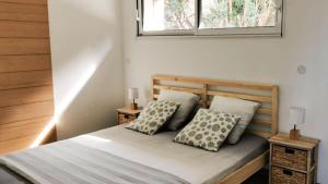 - une chambre avec un lit avec deux oreillers et une fenêtre dans l'établissement Casa FIORI - 2 personnes - Vue mer, à Pietrosella