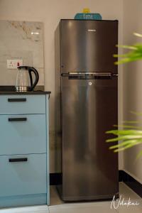 ダル・エス・サラームにあるNdekai Coveのステンレス製の冷蔵庫付きのキッチンとドレッサー