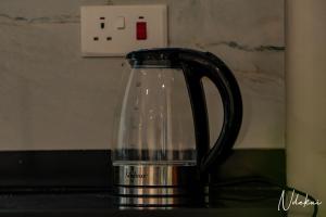 ダル・エス・サラームにあるNdekai Coveのカウンタートップに座った紅茶用のポット