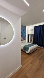 ein Schlafzimmer mit einem Bett und einem großen Spiegel in der Unterkunft B&B City Center in Neapel
