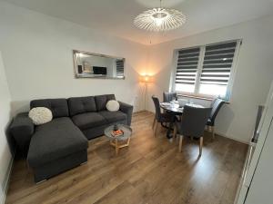ein Wohnzimmer mit Couch und Tisch in der Unterkunft Perla in Thiene + 16 Fotos