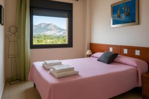 Posteľ alebo postele v izbe v ubytovaní Roses Confort Beach EV Milleni + 29 fotografií