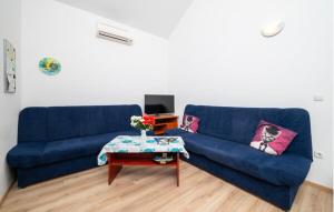 salon z niebieską kanapą i stołem w obiekcie Cozy Apartment Abazi w Puli