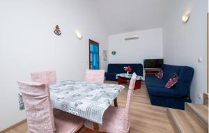 salon ze stołem i niebieską kanapą w obiekcie Cozy Apartment Abazi w Puli
