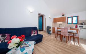 salon z niebieską kanapą i stołem w obiekcie Cozy Apartment Abazi w Puli +9 zdjęć