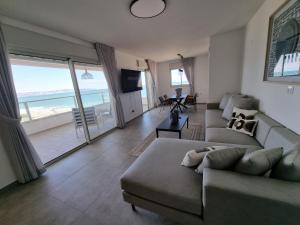 Albi Boutique Apartments的电视和/或娱乐中心