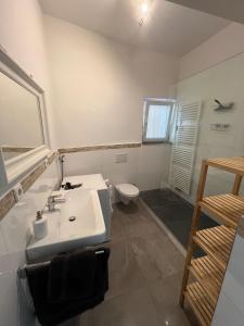 シュトゥットガルトにあるTo&To Apartments 3 Bedroomの白い洗面台とトイレのあるバスルーム