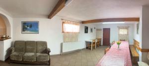 a living room with a couch and a table at Casa alpin in Izvoru Mureşului