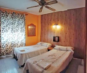 Postel nebo postele na pokoji v ubytování Hostal Cristina