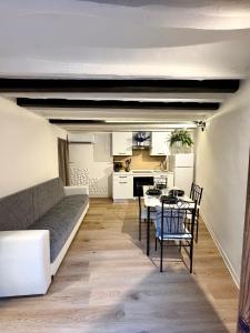 a living room with a couch and a table at Serenity in Venice