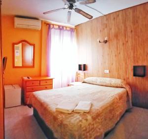 Postel nebo postele na pokoji v ubytování Hostal Cristina