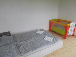 Postel nebo postele na pokoji v ubytování Útulný apartmán Vážka u Pastvinské přehrady v Orlických horách