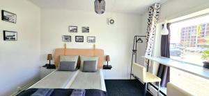 Ένα ή περισσότερα κρεβάτια σε δωμάτιο στο Guesthouse 'Blue House' in vintage villa&garden +95 φωτογραφίες