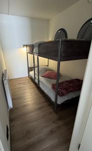 Exclusive Houseboat La Mare 12 x 5 m in Maasbommel客房内的一张或多张床位