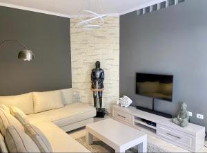 Μια τηλεόραση ή/και κέντρο ψυχαγωγίας στο Belas Apartment