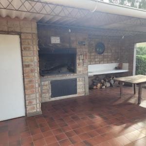 Kemudahan BBQ tersedia untuk tetamu di rumah percutian