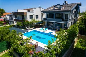 an aerial view of a house with a swimming pool at Asil Apart Hotel in Burhaniye