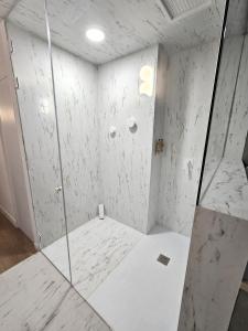 バレンシアにあるDesigner apartment facing the seaの浴室のガラス扉付きシャワー